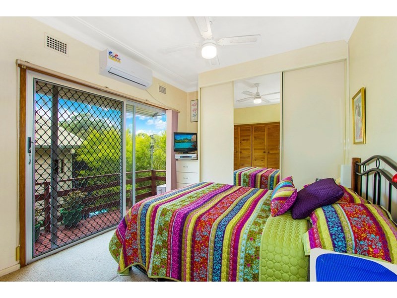 4 Hughes Street, Point Clare NSW 2250