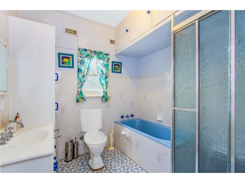 4 Hughes Street, Point Clare NSW 2250