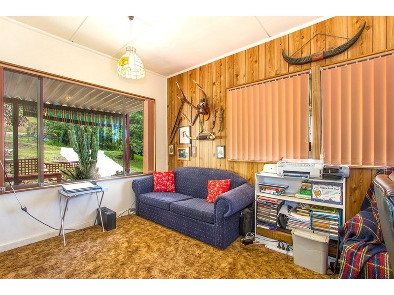 4 Hughes Street, Point Clare NSW 2250