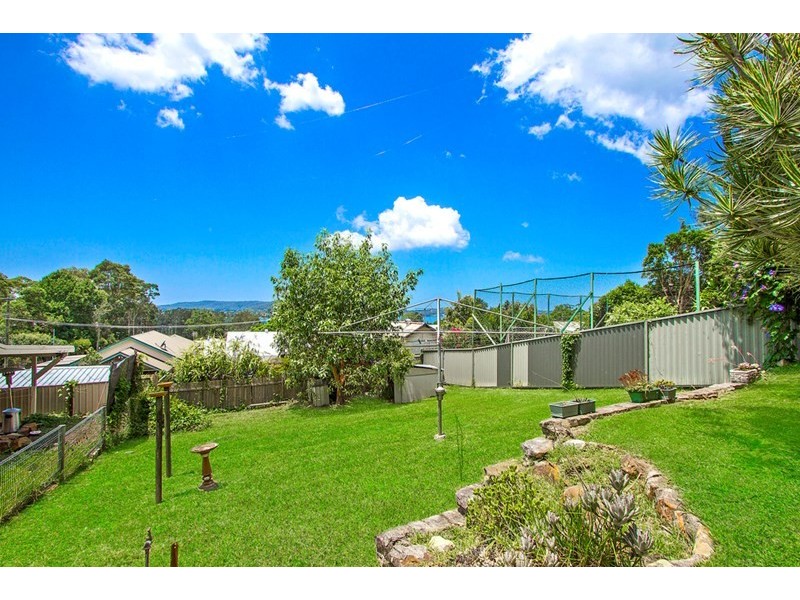 4 Hughes Street, Point Clare NSW 2250
