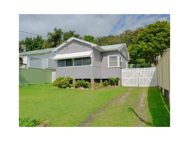 25 Nioka Avenue, Point Clare NSW 2250