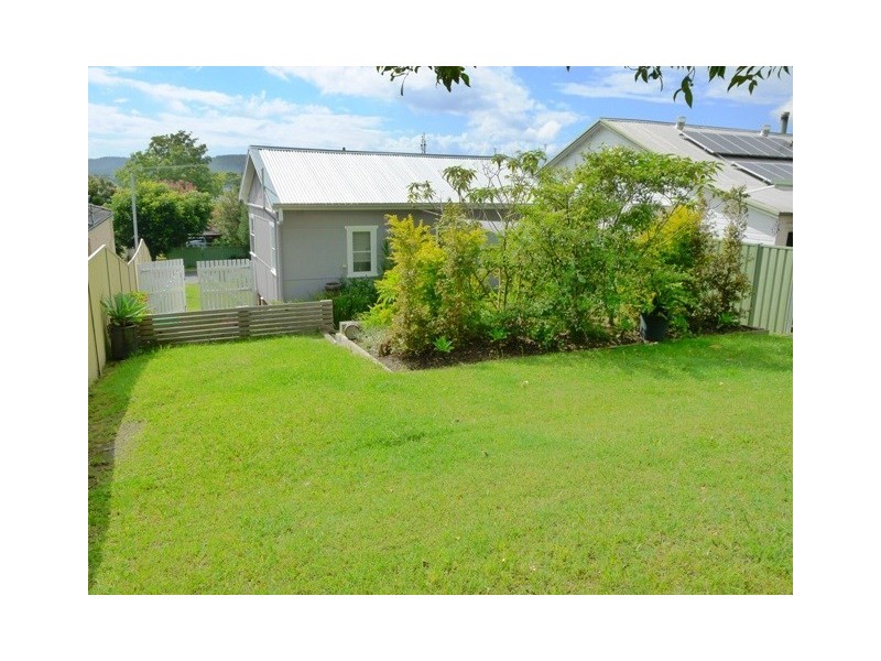 25 Nioka Avenue, Point Clare NSW 2250