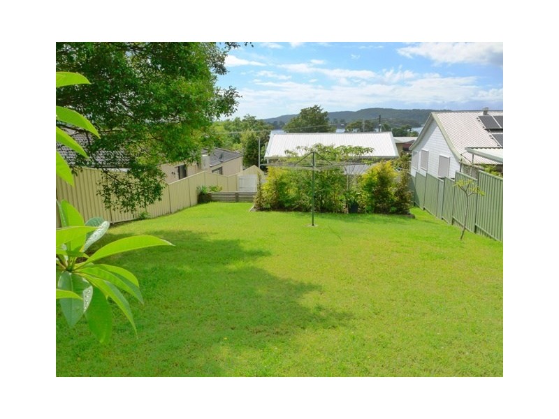 25 Nioka Avenue, Point Clare NSW 2250