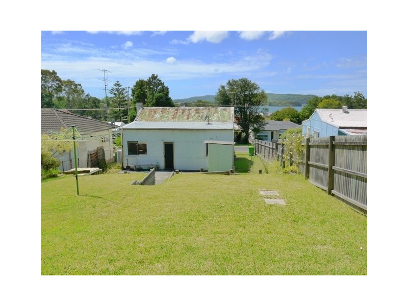 11 Nioka Avenue, Point Clare NSW 2250