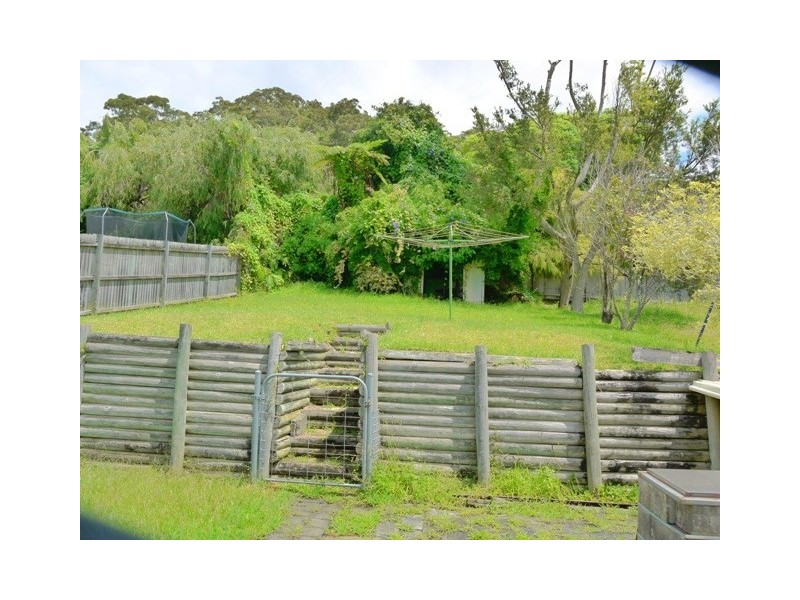 11 Nioka Avenue, Point Clare NSW 2250
