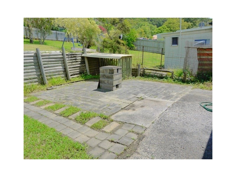 11 Nioka Avenue, Point Clare NSW 2250