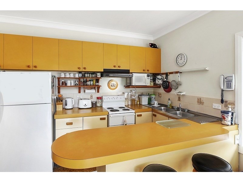 24 Nioka Avenue, Point Clare NSW 2250