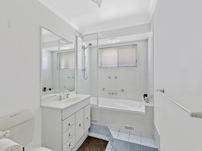 1/5-7 Broadwater Street, Point Clare NSW 2250