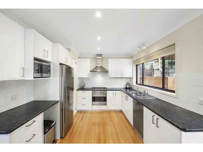 16 Nari Avenue, Point Clare NSW 2250