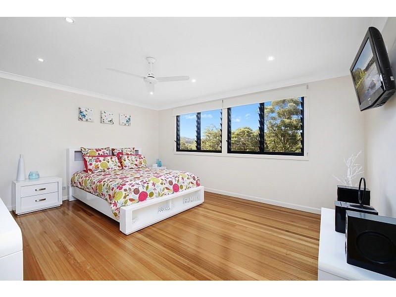 16 Nari Avenue, Point Clare NSW 2250