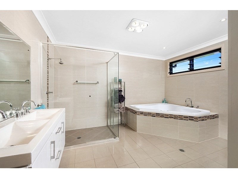 16 Nari Avenue, Point Clare NSW 2250