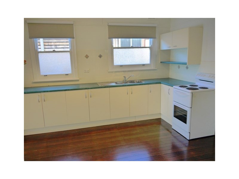 4 Hughes Street, Point Clare NSW 2250