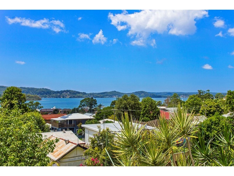 4 Hughes Street, Point Clare NSW 2250
