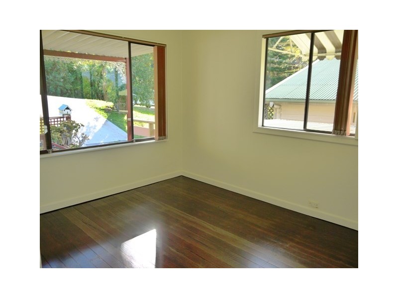 4 Hughes Street, Point Clare NSW 2250