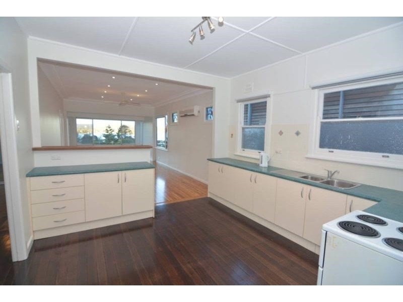 4 Hughes Street, Point Clare NSW 2250