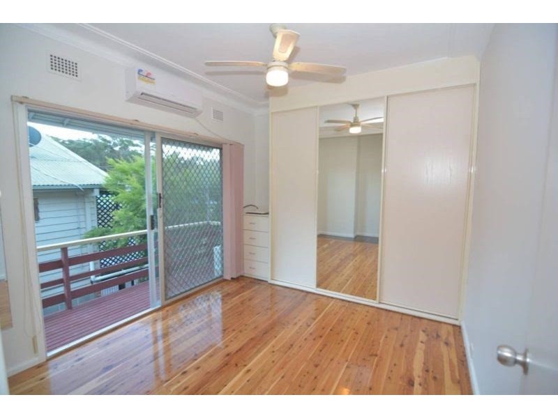 4 Hughes Street, Point Clare NSW 2250
