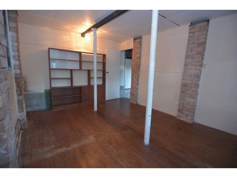 4 Hughes Street, Point Clare NSW 2250