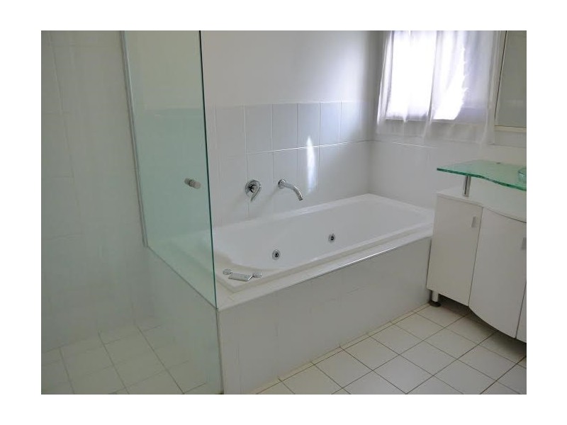 1 Bayline Drive, Point Clare NSW 2250