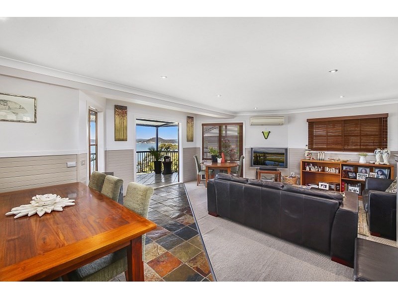 11 Sandstone Crescent, Tascott NSW 2250