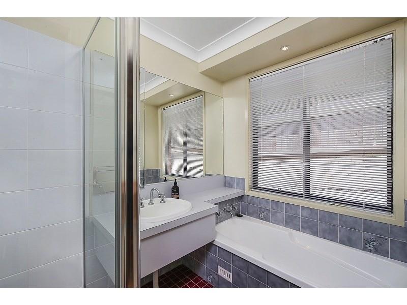 6 Drumalbyn Close, Wyoming NSW 2250