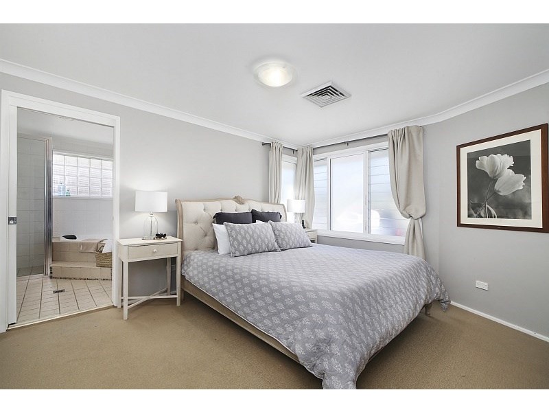 33 Sunshine Drive, Point Clare NSW 2250