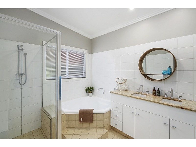 33 Sunshine Drive, Point Clare NSW 2250