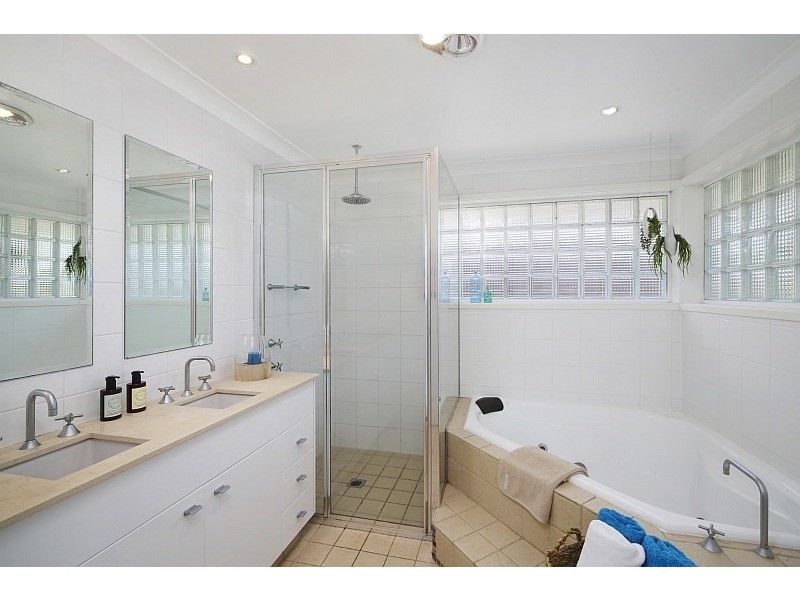 33 Sunshine Drive, Point Clare NSW 2250