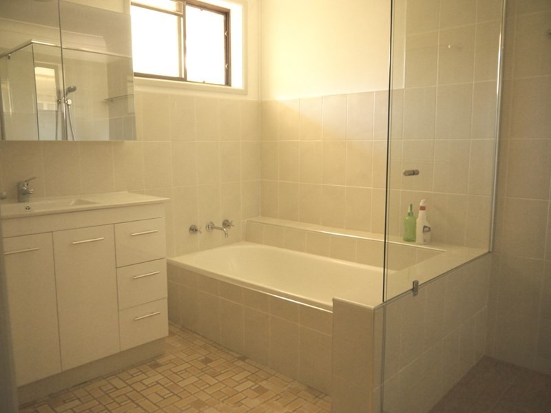 4/15 Kurrawa Avenue, Point Clare NSW 2250