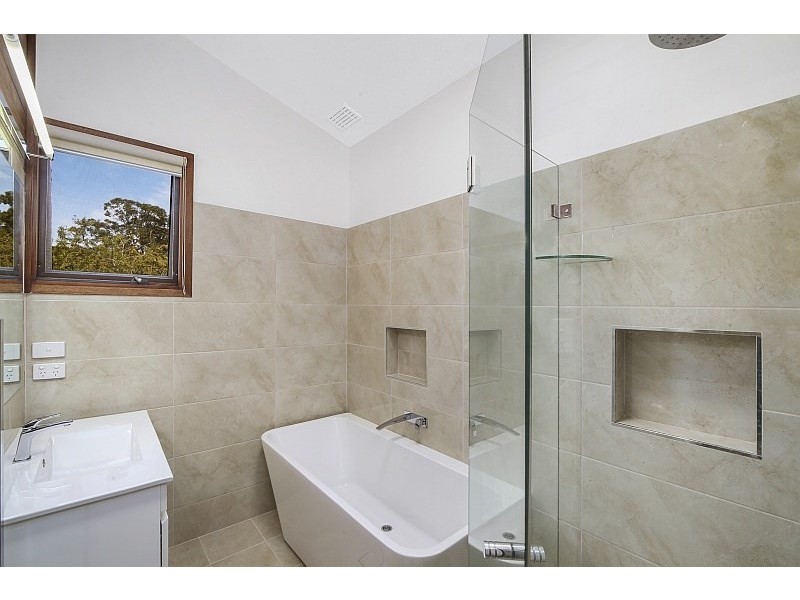 8 Shoreview Close, Point Clare NSW 2250