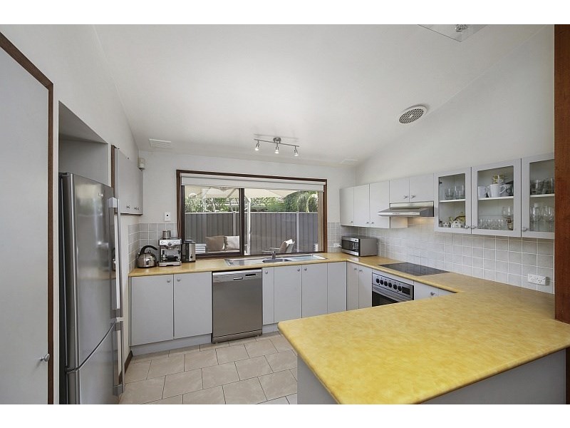 8 Shoreview Close, Point Clare NSW 2250