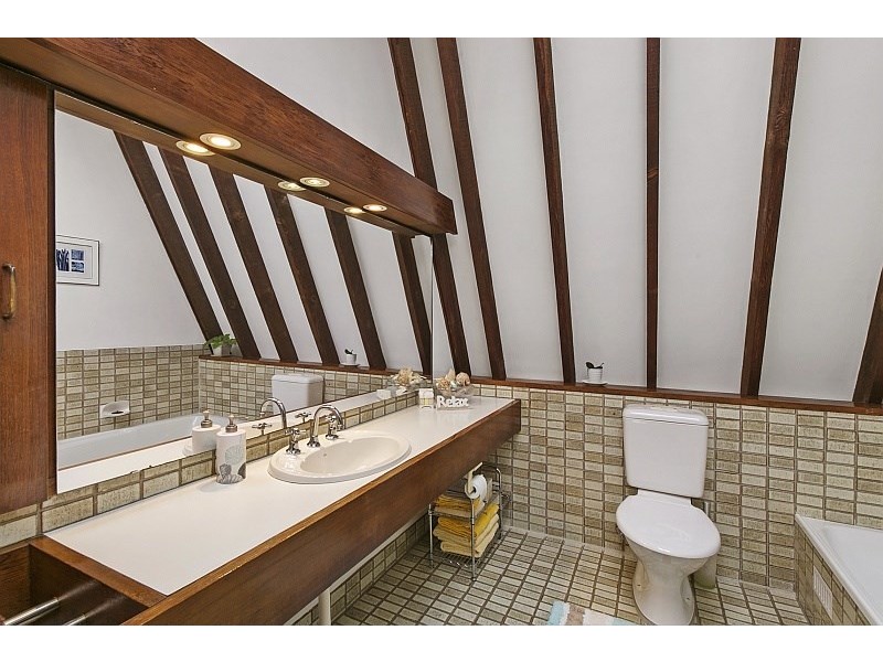 2 Sage Place, Point Clare NSW 2250