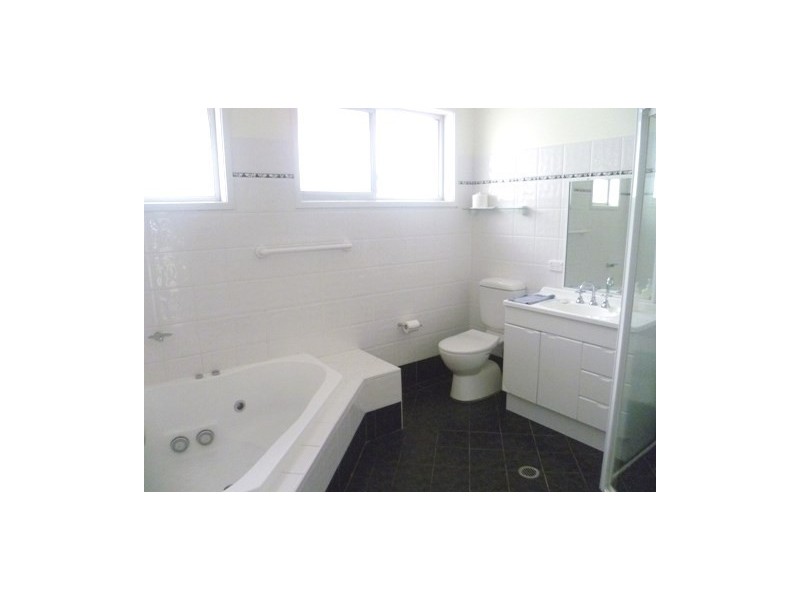 12 Matthews Parade, Point Clare NSW 2250