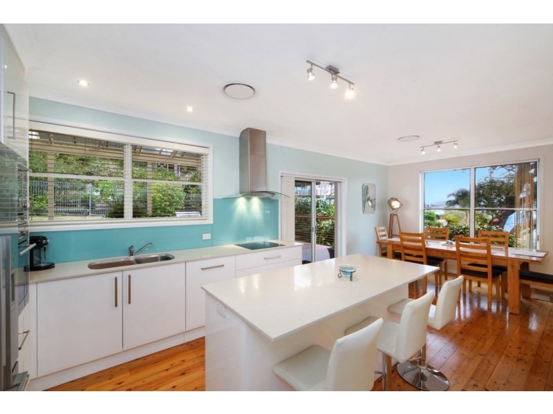 8 Noonan Point Avenue, Point Clare NSW 2250