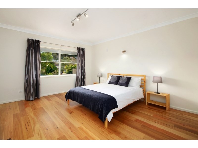 8 Noonan Point Avenue, Point Clare NSW 2250