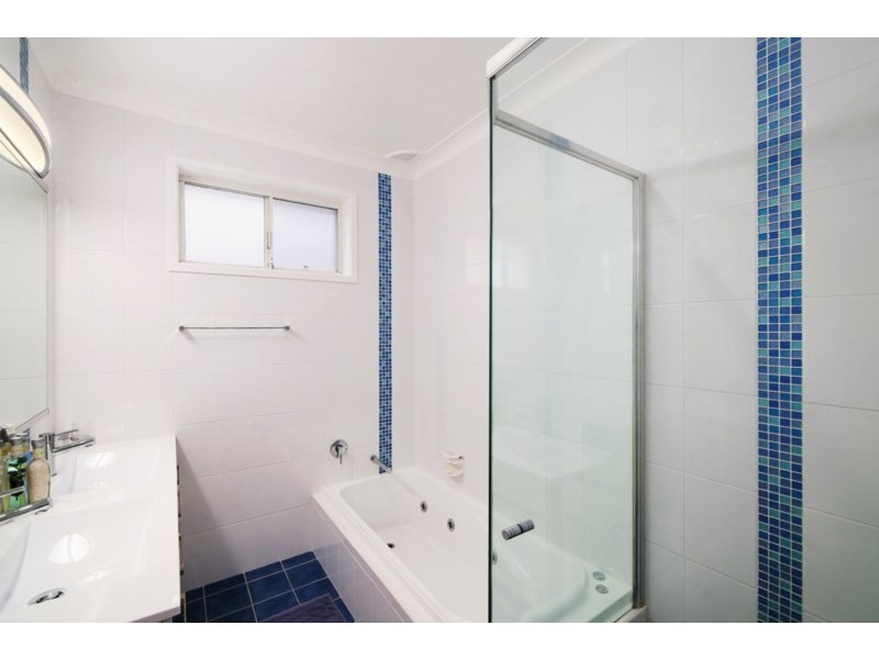 8 Noonan Point Avenue, Point Clare NSW 2250