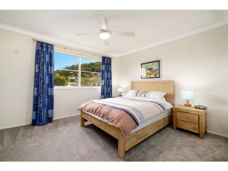 8 Noonan Point Avenue, Point Clare NSW 2250