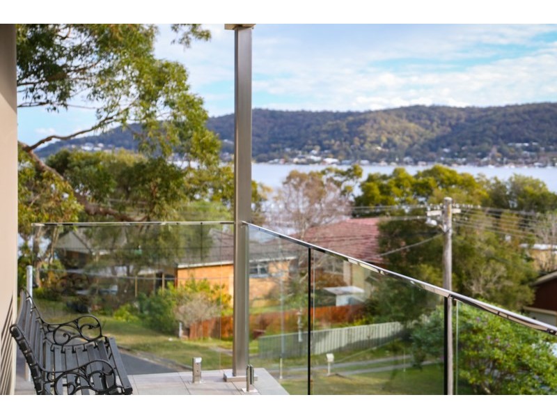 8 Noonan Point Avenue, Point Clare NSW 2250