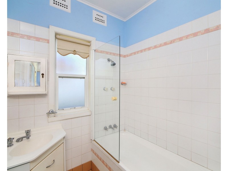 18 Collard Road, Point Clare NSW 2250