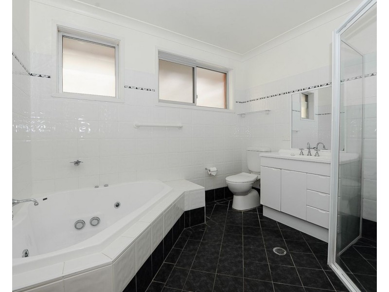 12 Matthews Parade, Point Clare NSW 2250