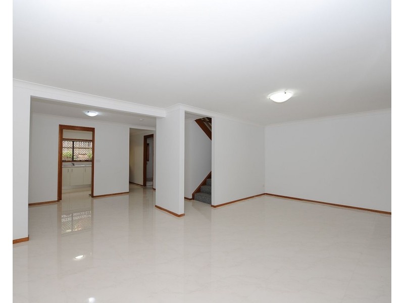 2/15 Kurrawa Avenue, Point Clare NSW 2250