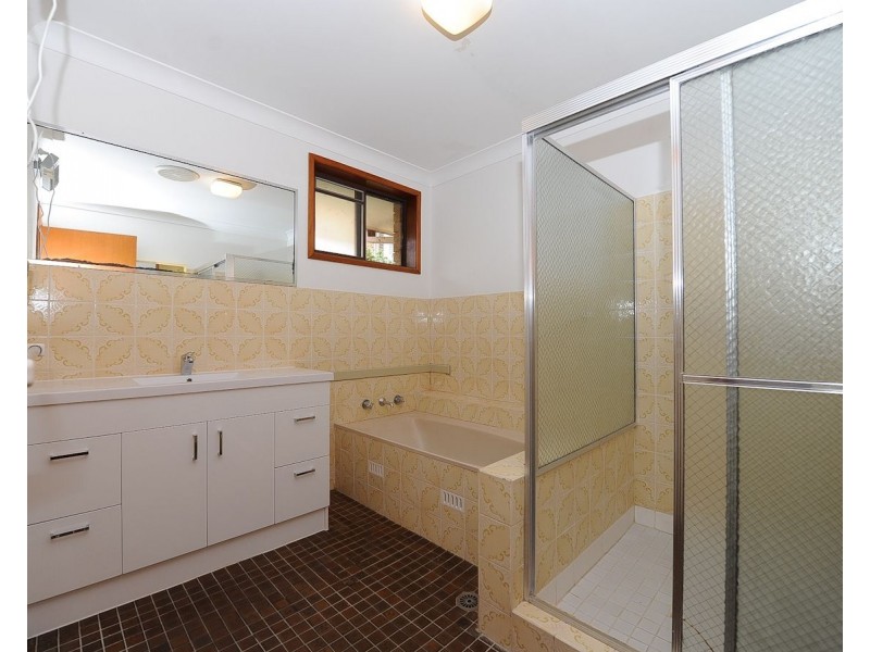 2/15 Kurrawa Avenue, Point Clare NSW 2250