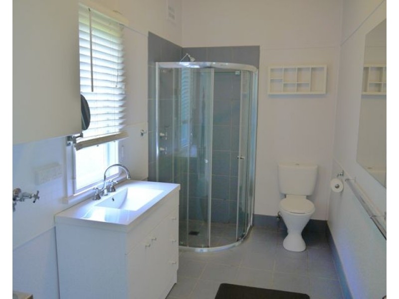 25 Nioka Avenue, Point Clare NSW 2250