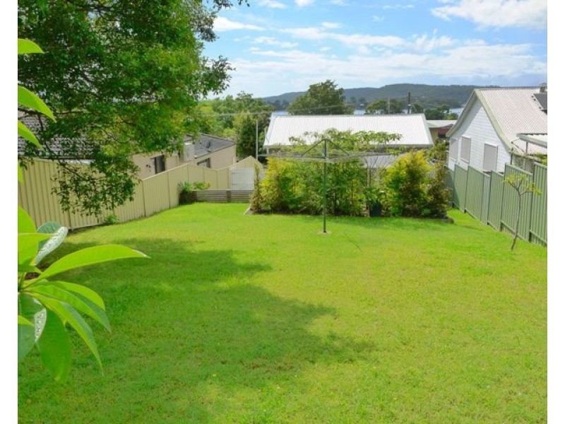 25 Nioka Avenue, Point Clare NSW 2250