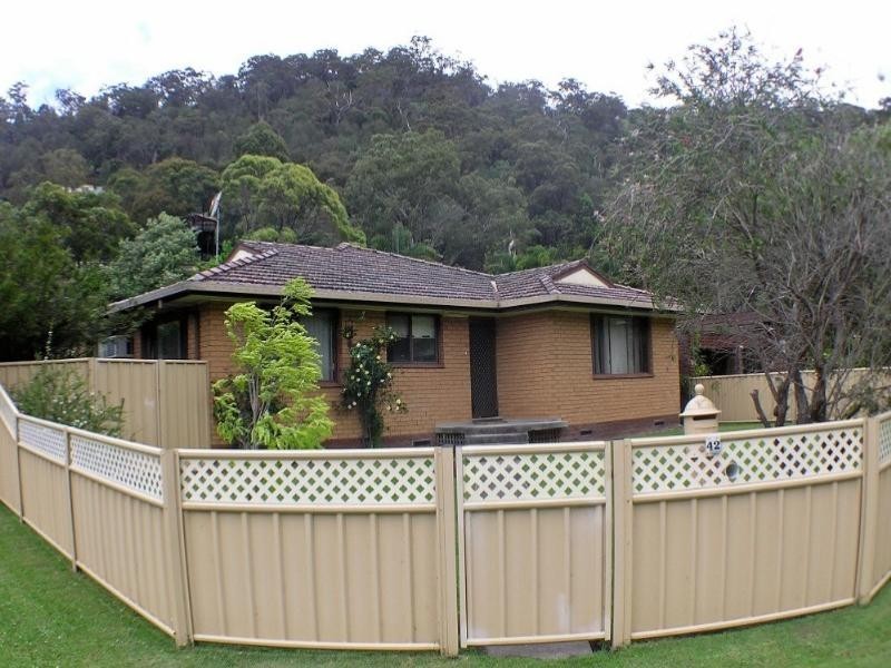 42 Blue Waters Pd, Tascott NSW 2250