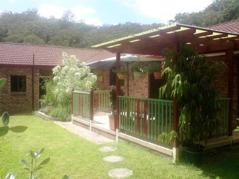 10 Robson Close, Point Clare NSW 2250