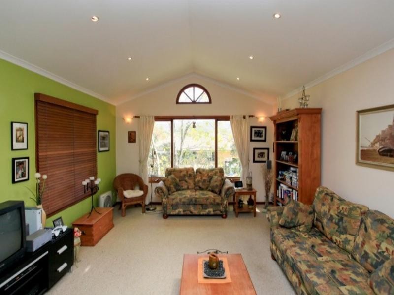 8 Jirrah Avenue, Point Clare NSW 2250