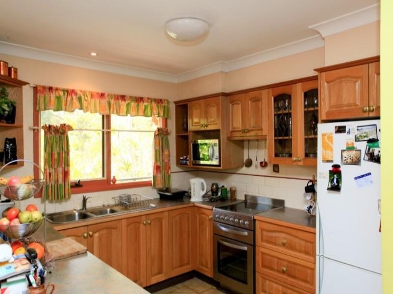 8 Jirrah Avenue, Point Clare NSW 2250