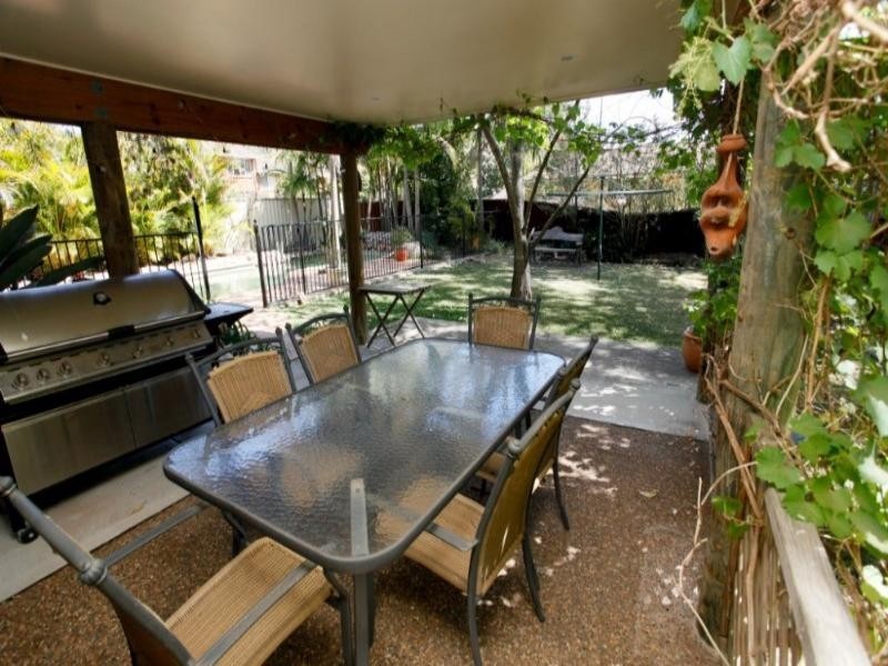 8 Jirrah Avenue, Point Clare NSW 2250