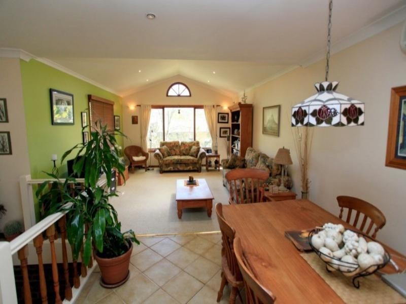 8 Jirrah Avenue, Point Clare NSW 2250