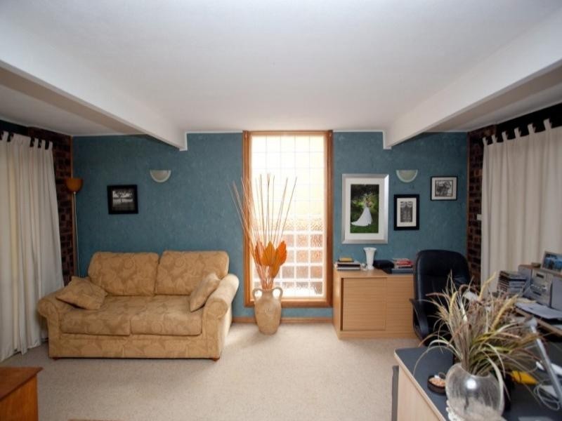 8 Jirrah Avenue, Point Clare NSW 2250